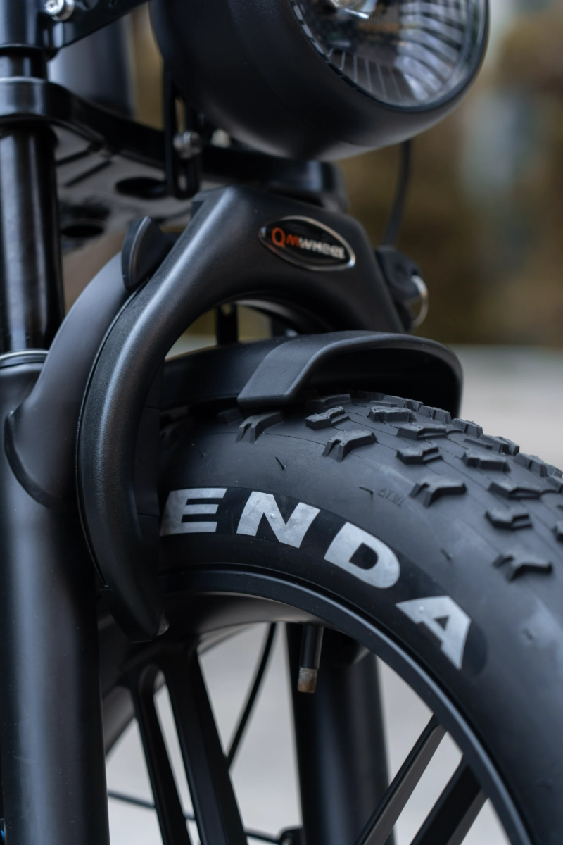 Design elektrokola pro ter&eacute;nn&iacute; cyklistiku pro pohodl&iacute; při doj&iacute;žděn&iacute; a v ter&eacute;nu